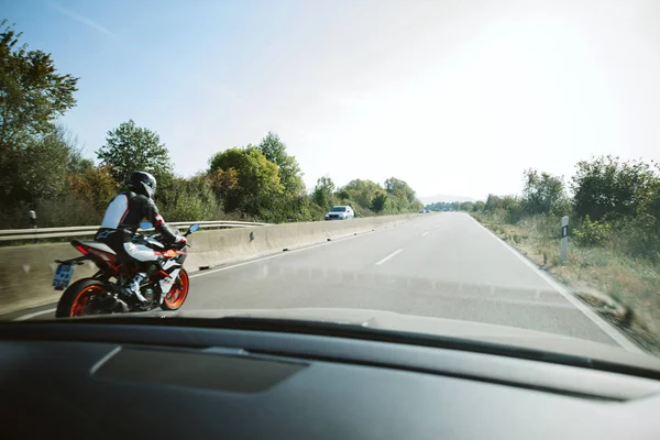 Motorista POT em motociclista rápido em autobahn — Fotografia de Stock