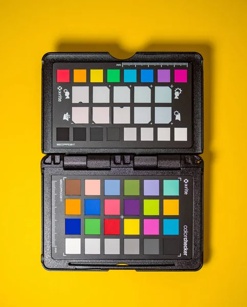 X-обряд колір перевірка паспорт ізольовані на жовтому — стокове фото
