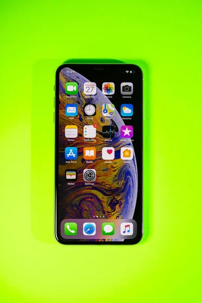 Apple iPhone Xs Max на ярком зеленом фоне — стоковое фото