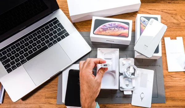 Uomo unboxing nuew Iphone X da Apple Computer — Foto Stock