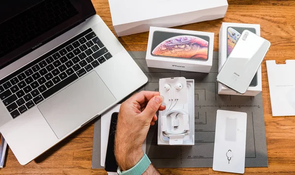 Людина розпакування nuew Iphone Xs від Apple Computer навушники — стокове фото