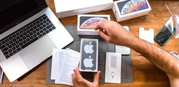 Apple iphone unboxing z białe naklejki — Zdjęcie stockowe