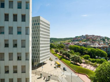Barcelona İspanya sıcak havadan görünümü yaz gün evleri ve yollar