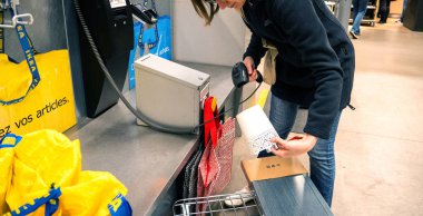 IKEA Alışveriş Mağazası, ürünler için tarama kadın