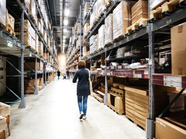 IKEA Alışveriş Mağazası içinde kadın
