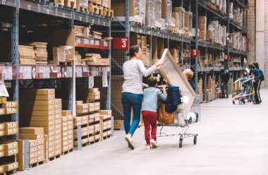 Bekar anne kart bastırmak IKEA mobilya mağazasında alışveriş