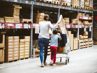 Bekar anne kart bastırmak IKEA mobilya mağazasında alışveriş