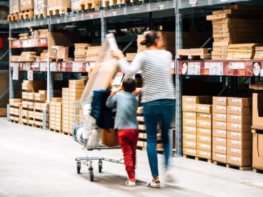Bekar anne kart bastırmak IKEA mobilya mağazasında alışveriş