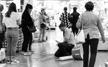 Çalışan temizlik IKEA mağazası