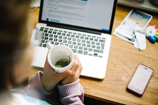 妇女饮用温暖植物薄荷茶的头顶视图 — 图库照片