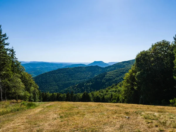 Majestätischer Wald, Hügel und Berge in Frankreich — Stockfoto