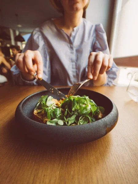 Kvinna äta i fransk restaurang läckra sallad — Stockfoto
