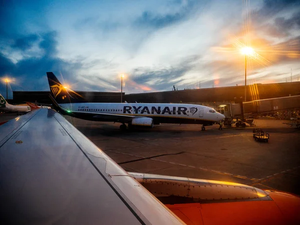 Ryanair Boeing 737-8AS de Ryanair bajo coste en pista — Foto de Stock