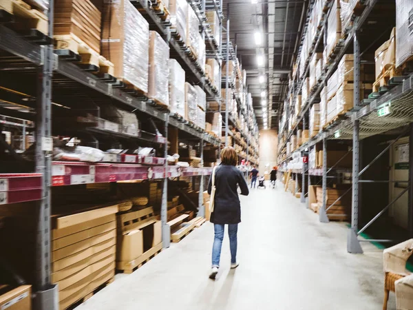 Ikea áruház raktárban vásárlás nő — Stock Fotó