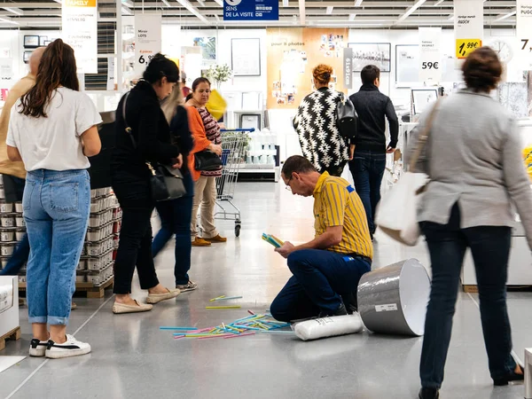 Worker cleaning IKEA store — Stock Photo, Image