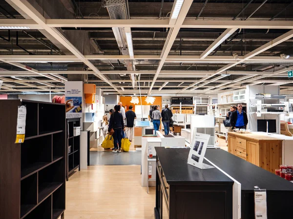 Sklep meblowy Ikea z klientem szukając najlepszych obiektu — Zdjęcie stockowe