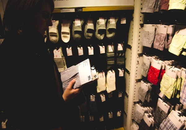Woman buying socks — Stock Photo, Image
