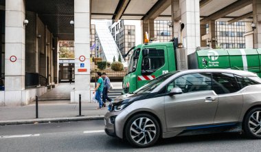 Paris Caddesi Eosen sigorta önünde Araba Bmw i3 araba ile 