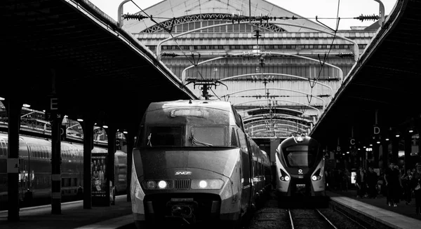 Gare de lEst em Paris tih trens de alta velocidade — Fotografia de Stock
