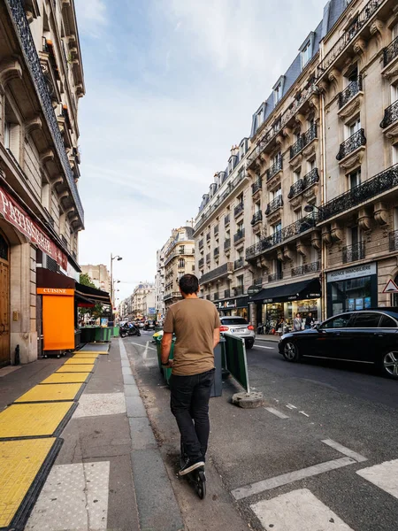 Man op elektrische scooter in Frankrijk — Stockfoto
