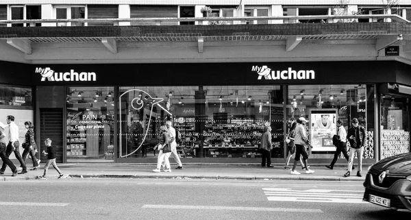 Süpermarket Auchan Fransa'nın paris, müşterilerle — Stok fotoğraf