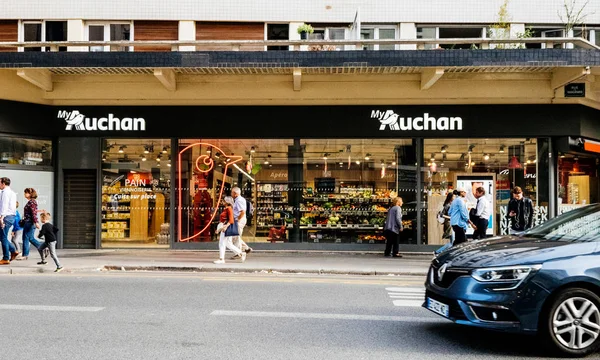 Supermarketu Auchan v Paříži se zákazníky — Stock fotografie