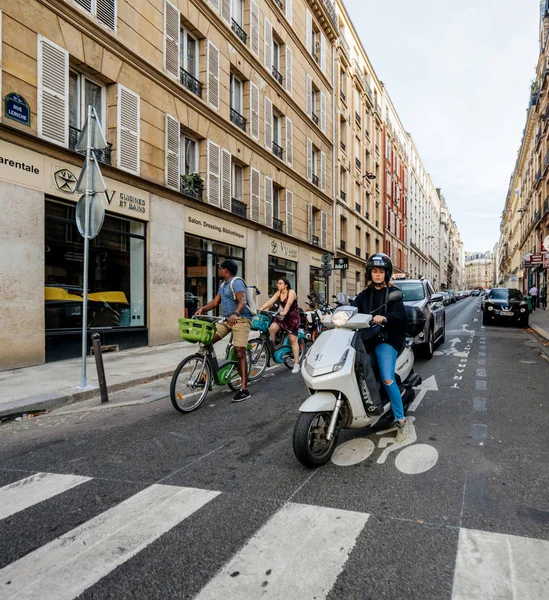 Vrouw op scooter op de Parijse straat — Stockfoto