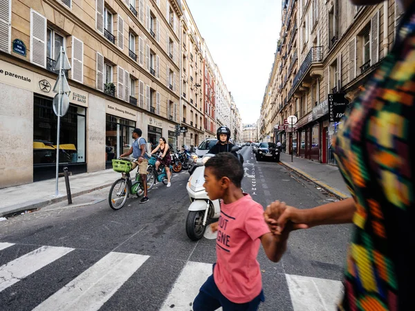 Parisiska skärningspunkten med gående förare — Stockfoto