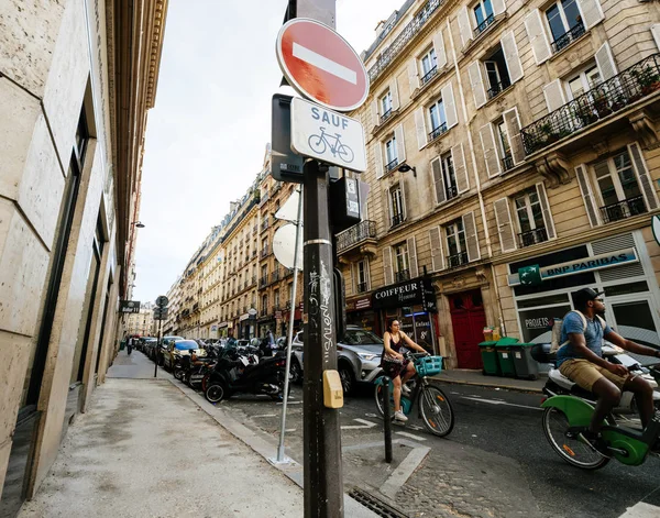 Intersección parisina con conductores de peatones — Foto de Stock