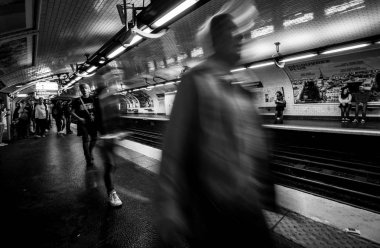 Paris Metro insanlar bekleyen tren ile