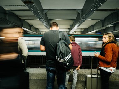 Ufuk bulanık tren önünde grubu 