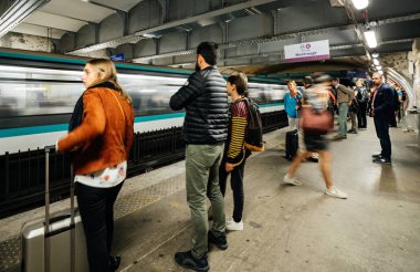 Ufuk bulanık tren önünde grubu 