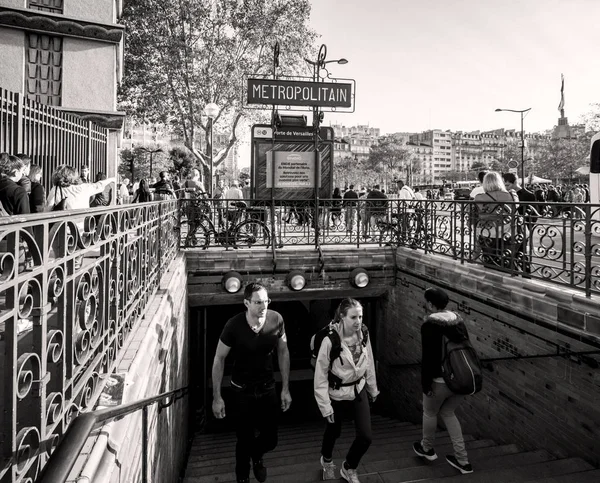 La gente sale de la estación de metro de París Porte de Versailles —  Fotos de Stock