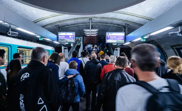 Molta gente fa la coda al traffico della metropolitana di Parigi — Foto Stock