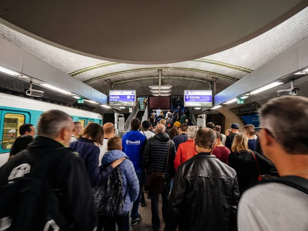 Crowd of people queue Paris metro jam traffic — Stock Photo, Image