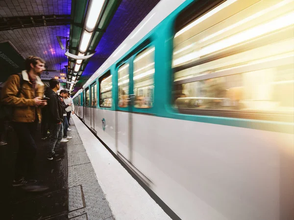 Comboio em metrô na França, Paris — Fotografia de Stock