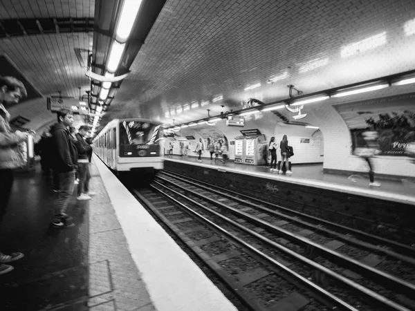People waiting for train on platform in Paris — Stock Photo, Image