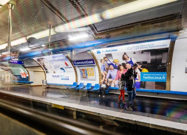 Paris train subway platform with people waiting — Stock Photo, Image