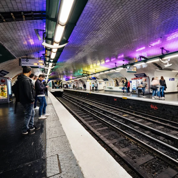 Gente esperando el tren en el andén en París —  Fotos de Stock
