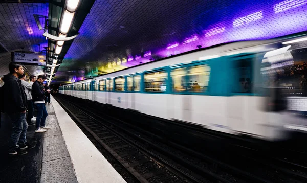 Pessoas esperando por trem na plataforma em Paris — Fotografia de Stock