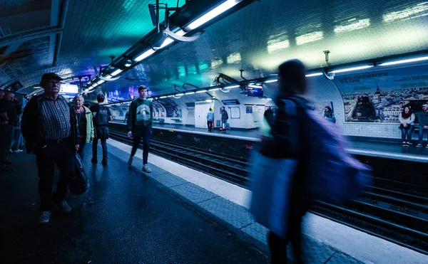 Subway in Paris with people waiting train — Stock Photo, Image