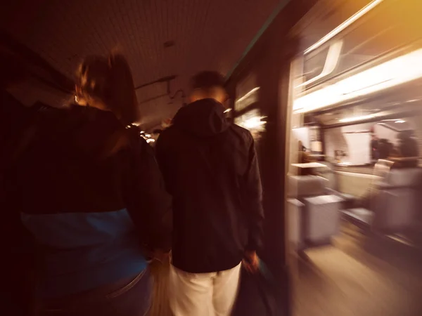 Sylwetki osób dojeżdżających do pracy pieszo w pobliżu otwartych drzwi pociągu — Zdjęcie stockowe