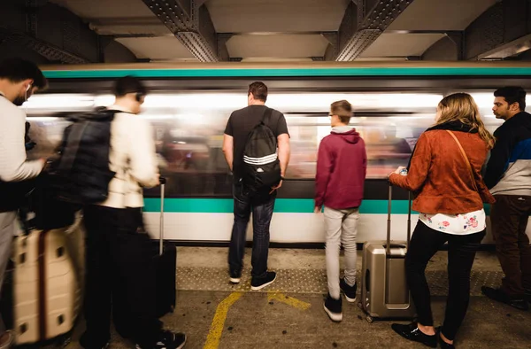 Люди на платформи Шу з швидкого проходження вилітають поїзд — стокове фото