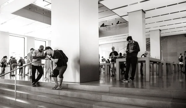 Pessoas dentro da Apple Store Barcelona comprar computadores — Fotografia de Stock