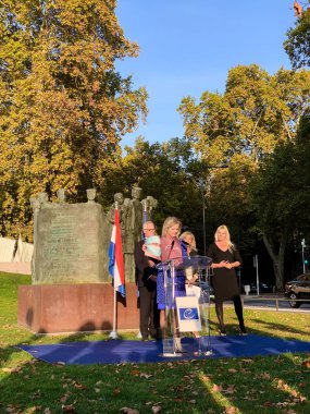 Ina Hut, yönetmen Comensha Hollanda konuşma