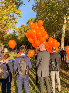 İnsanlara açık havada fuarına katıldık, balonlar