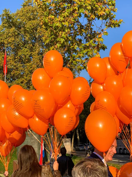 İnsanlar açık kırmızı balonlarla hava fuarına katıldık — Stok fotoğraf