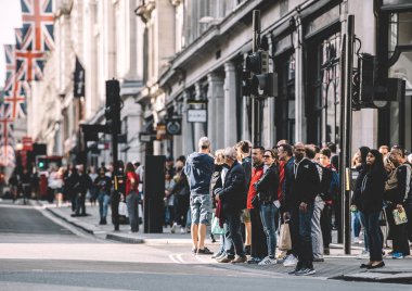 London, Büyük Britanya - 18 Mayıs 2018: Londra Regent Street bir sıcak bahar gününde geçmek için bekleyen yayalar 
