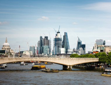  Londra iş gökdelenler ile Thames Nehri