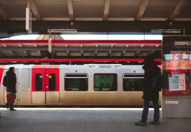 bir tren bekleyen adam